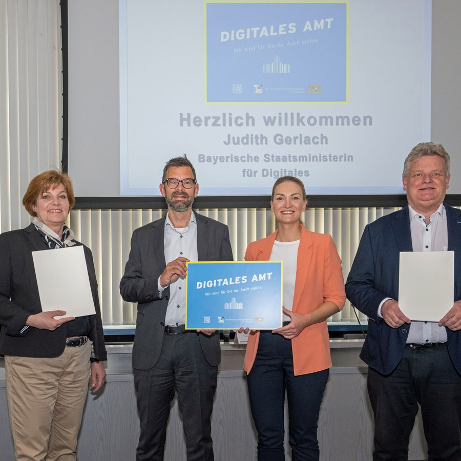Bayerns Digitalministerin Judith Gerlach überreichte die Auszeichnung 