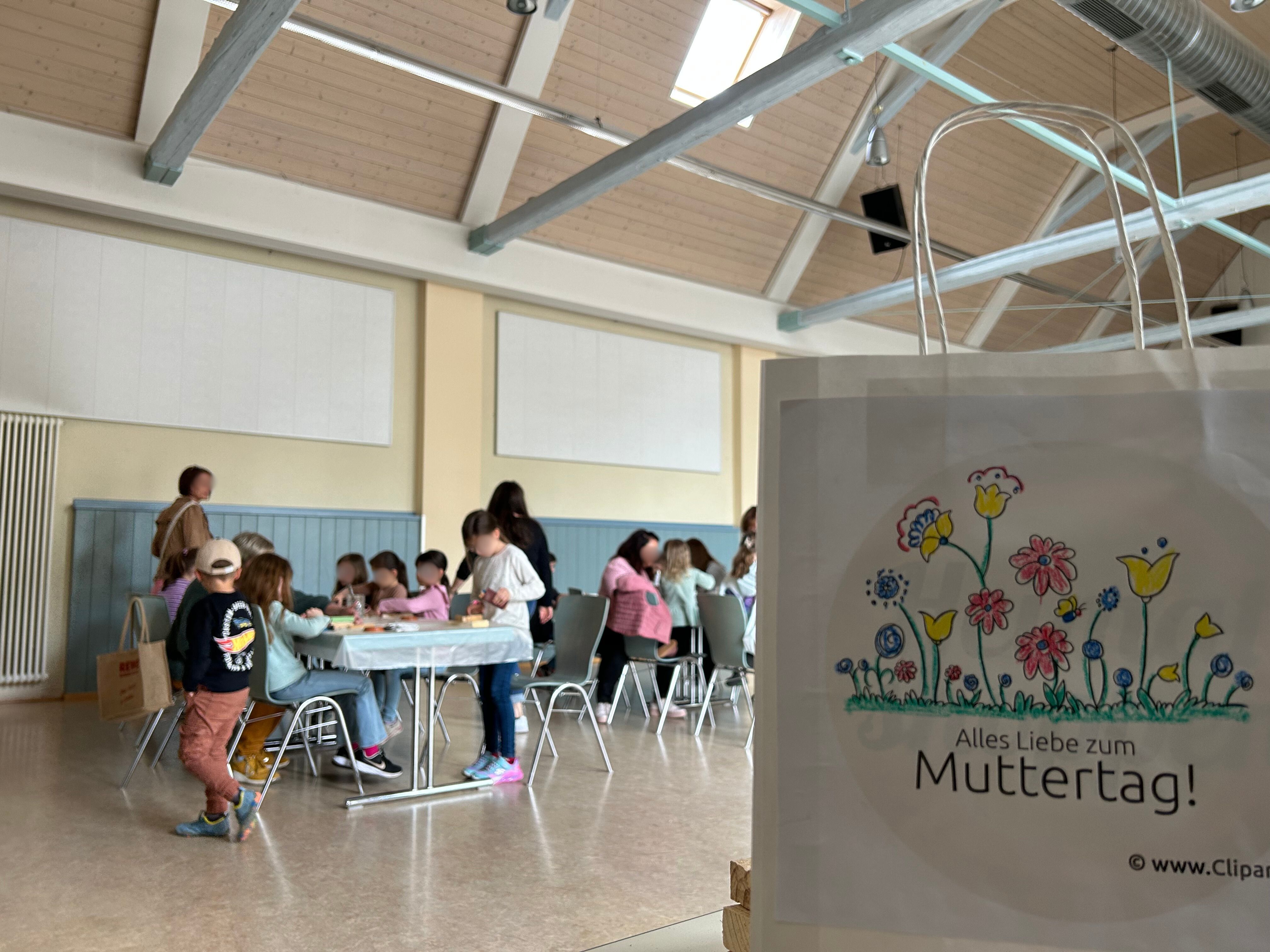 Muttertagsbasteln Gesichter unscharf .jpg