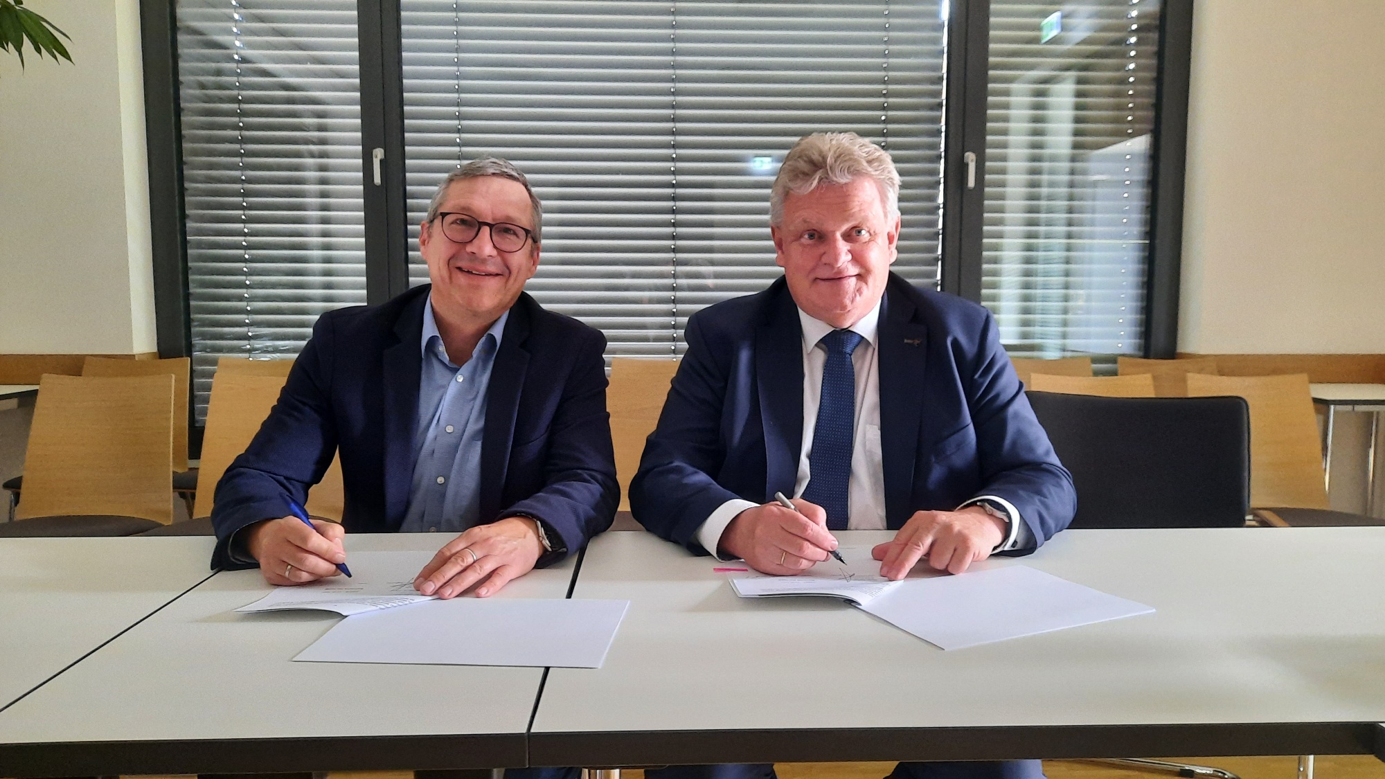 Vertragsunterzeichnung Bayernwerk.jpg